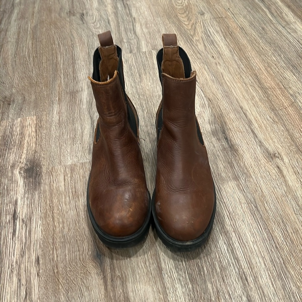 Two tone boots gently used
